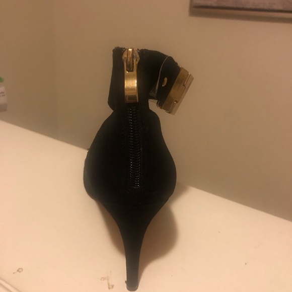 Black heels ties around the ankle with gold buckle - Picture 3 of 3